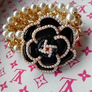 Elegant Black and Gold Plated Pearl Bracelet